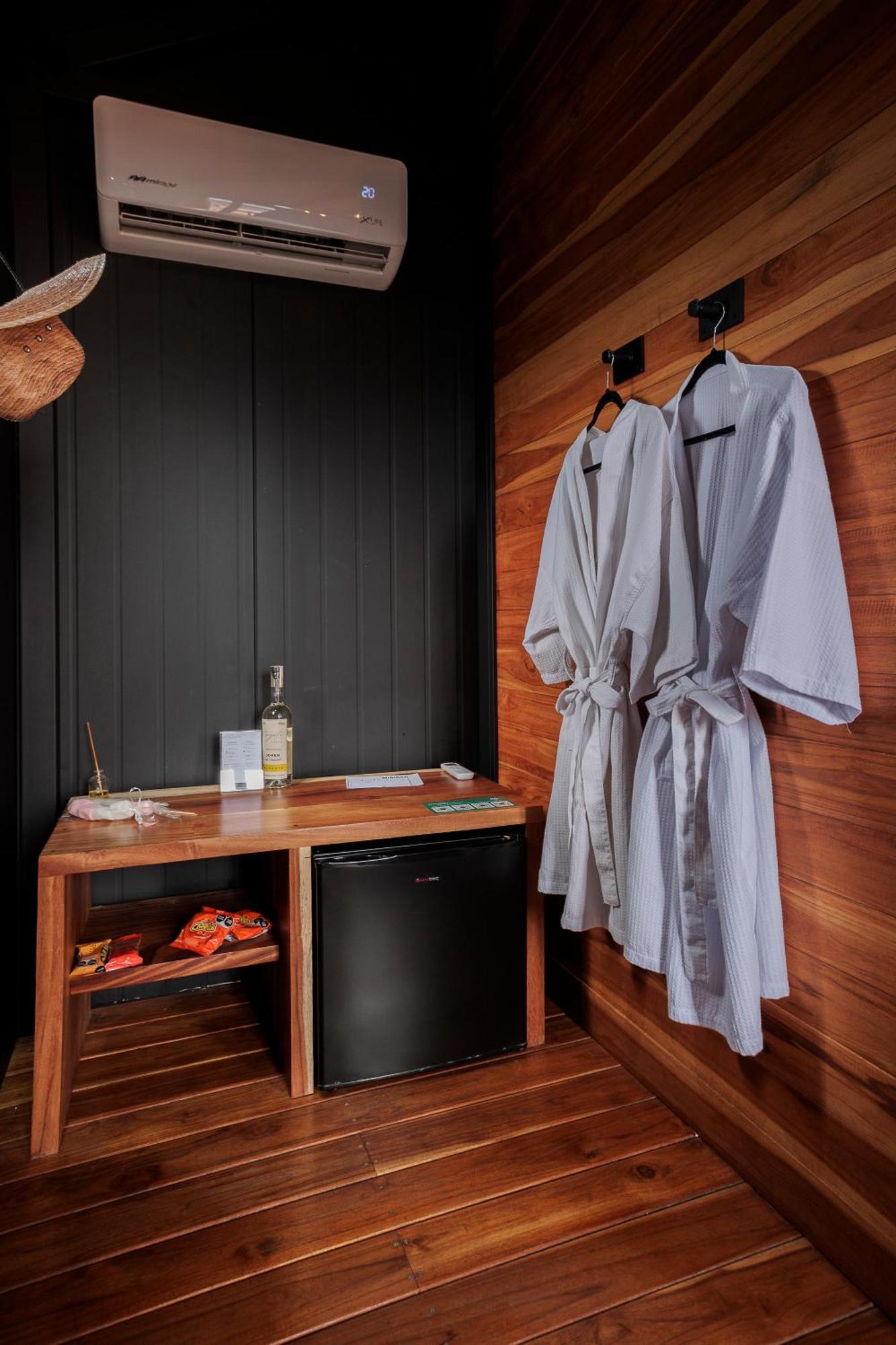 Hotel Coyote Alcocer エクステリア 写真
