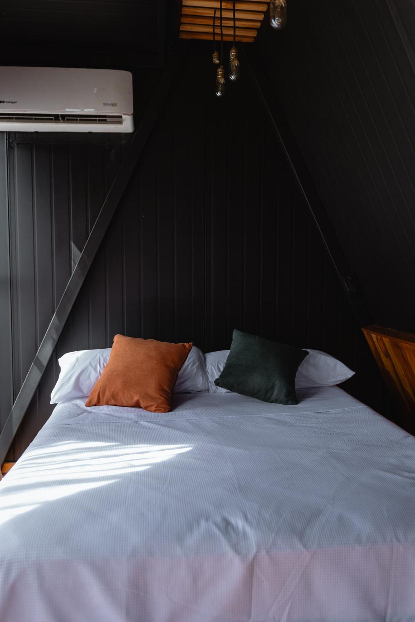 Hotel Coyote Alcocer エクステリア 写真