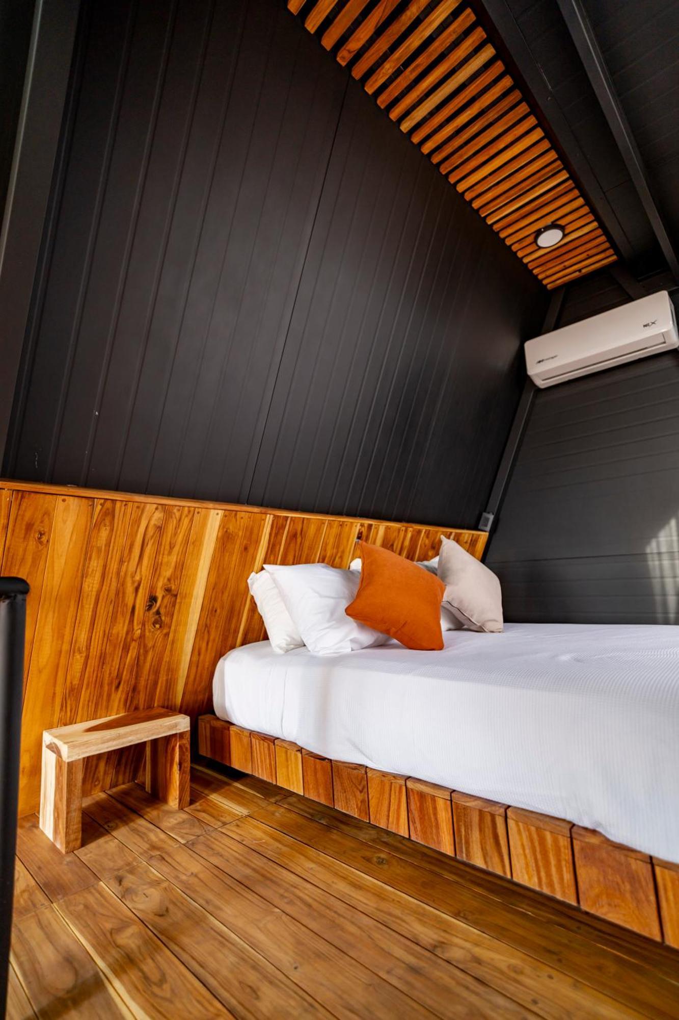 Hotel Coyote Alcocer エクステリア 写真